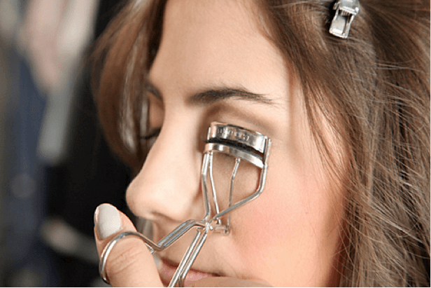 Top 10 tips on how to use an eyelash curler with mascara